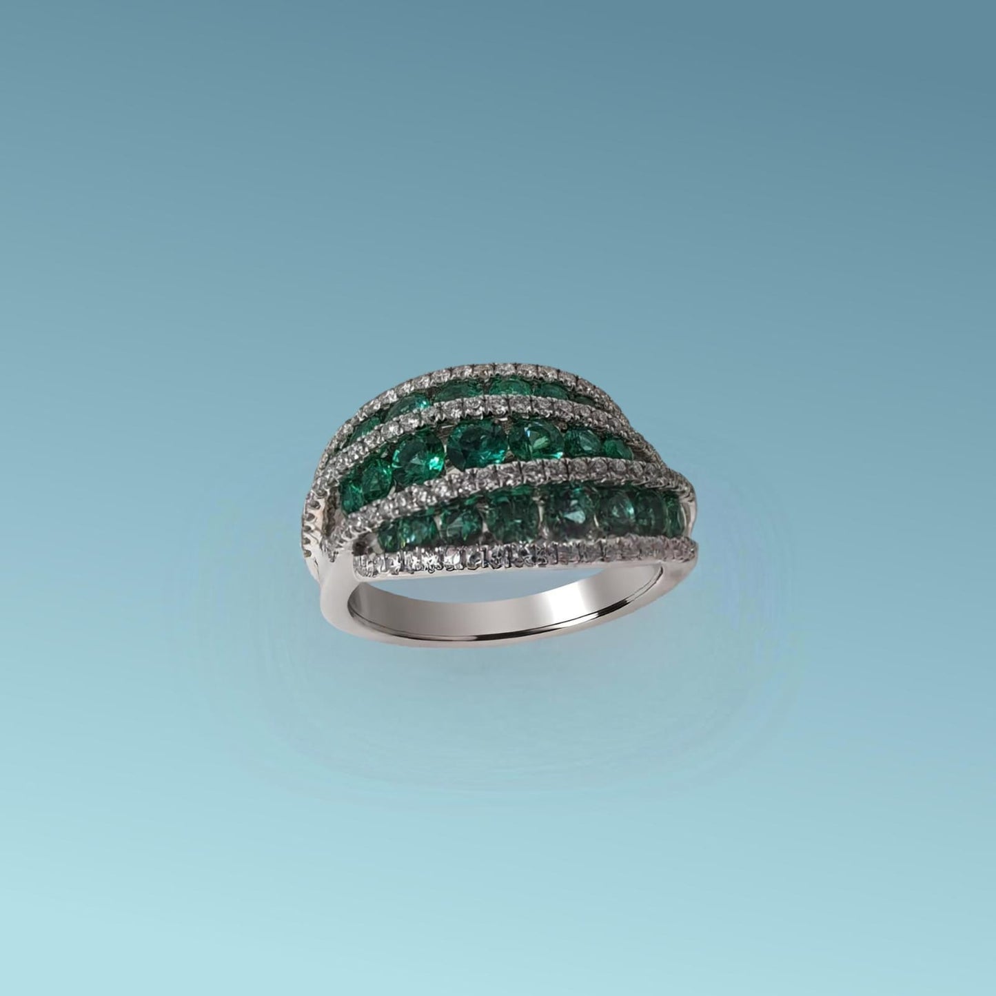 meraviglioso anello di meteore gioielli presenta un design a tre file armoniose di smeraldi naturali taglio brillante per un totale di 1.30 carati, incorniciate da quattro file di scintillanti diamanti naturali taglio brillante per un totale di 0.51 carati