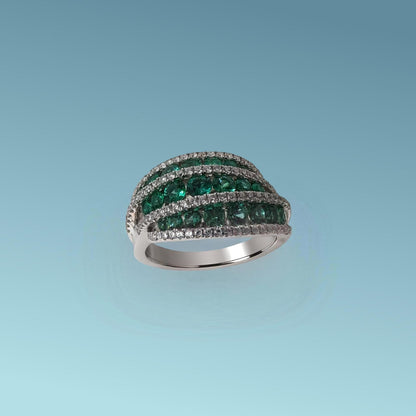 Meraviglioso anello di meteore Gioielli presenta un design a tre file armoniose di smeraldi naturali taglio brillante per un totale di 1.30 carati, incorniciate da quattro file di scintillanti diamanti naturali taglio brillante per un totale di 0.51 carati