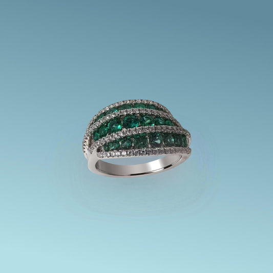 Meraviglioso anello di meteore Gioielli presenta un design a tre file armoniose di smeraldi naturali taglio brillante per un totale di 1.30 carati, incorniciate da quattro file di scintillanti diamanti naturali taglio brillante per un totale di 0.51 carati