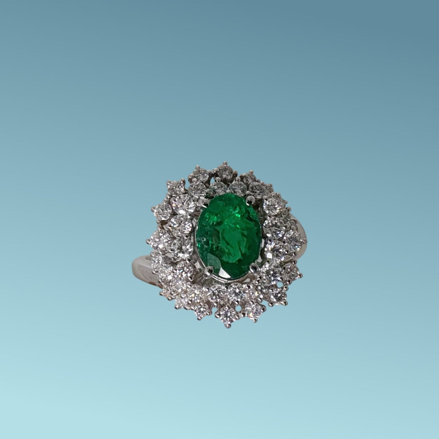 anello con smeraldo naturale taglio ovale da 1.75 carati dal colore verde intenso e brillante, incastonato al centro di due file di diamanti naturali taglio brillante per un totale di 1.25 carati g/vs che lo abbracciano e ne esaltano la bellezza creando un gioco di luce stellare.
