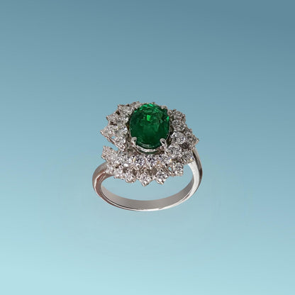 Anello con smeraldo naturale taglio ovale da 1.75 carati dal colore verde intenso e brillante, incastonato al centro di due file di diamanti naturali taglio brillante per un totale di 1.25 carati G/VS che lo abbracciano e ne esaltano la bellezza creando un gioco di luce STELLARE.
