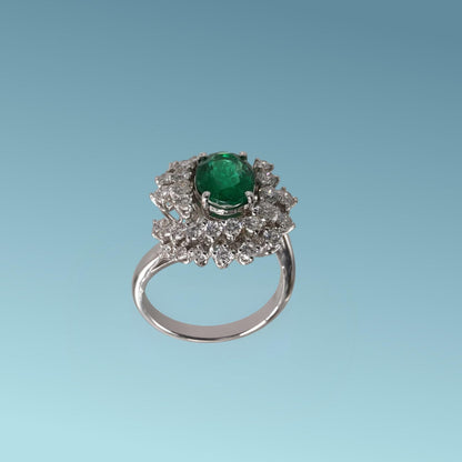 Anello con smeraldo naturale taglio ovale da 1.75 carati dal colore verde intenso e brillante, incastonato al centro di due file di diamanti naturali taglio brillante per un totale di 1.25 carati G/VS che lo abbracciano e ne esaltano la bellezza creando un gioco di luce STELLARE.
