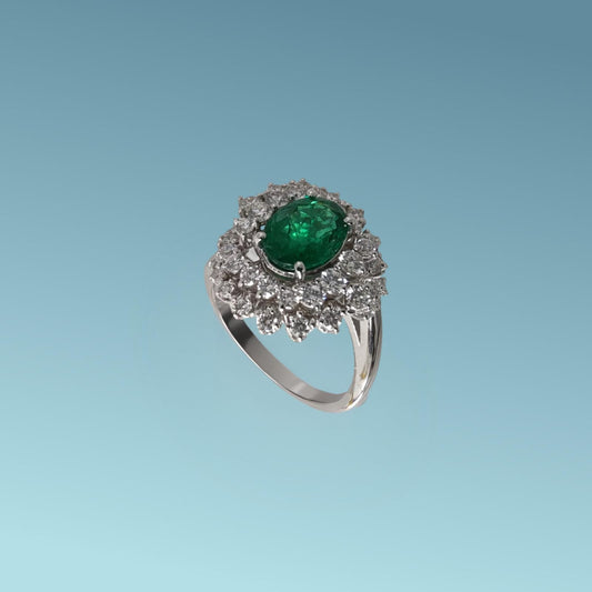 Anello con smeraldo naturale taglio ovale da 1.75 carati dal colore verde intenso e brillante, incastonato al centro di due file di diamanti naturali taglio brillante per un totale di 1.25 carati G/VS che lo abbracciano e ne esaltano la bellezza creando un gioco di luce STELLARE.