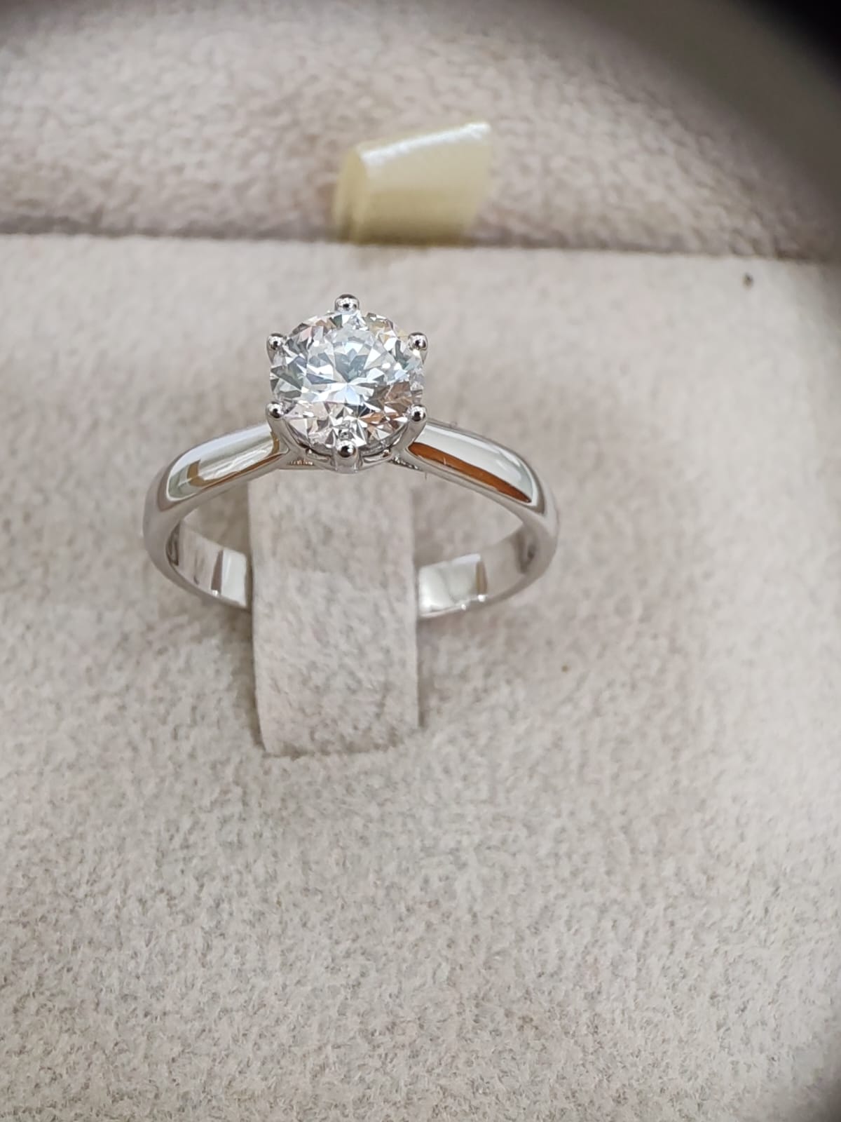 Anello Solitario in oro bianco 18kt di Meteore Gioielli con diamante naturale taglio brillante ct 1.00 GIA 7491333489. Perfetto per proposte di fidanzamento