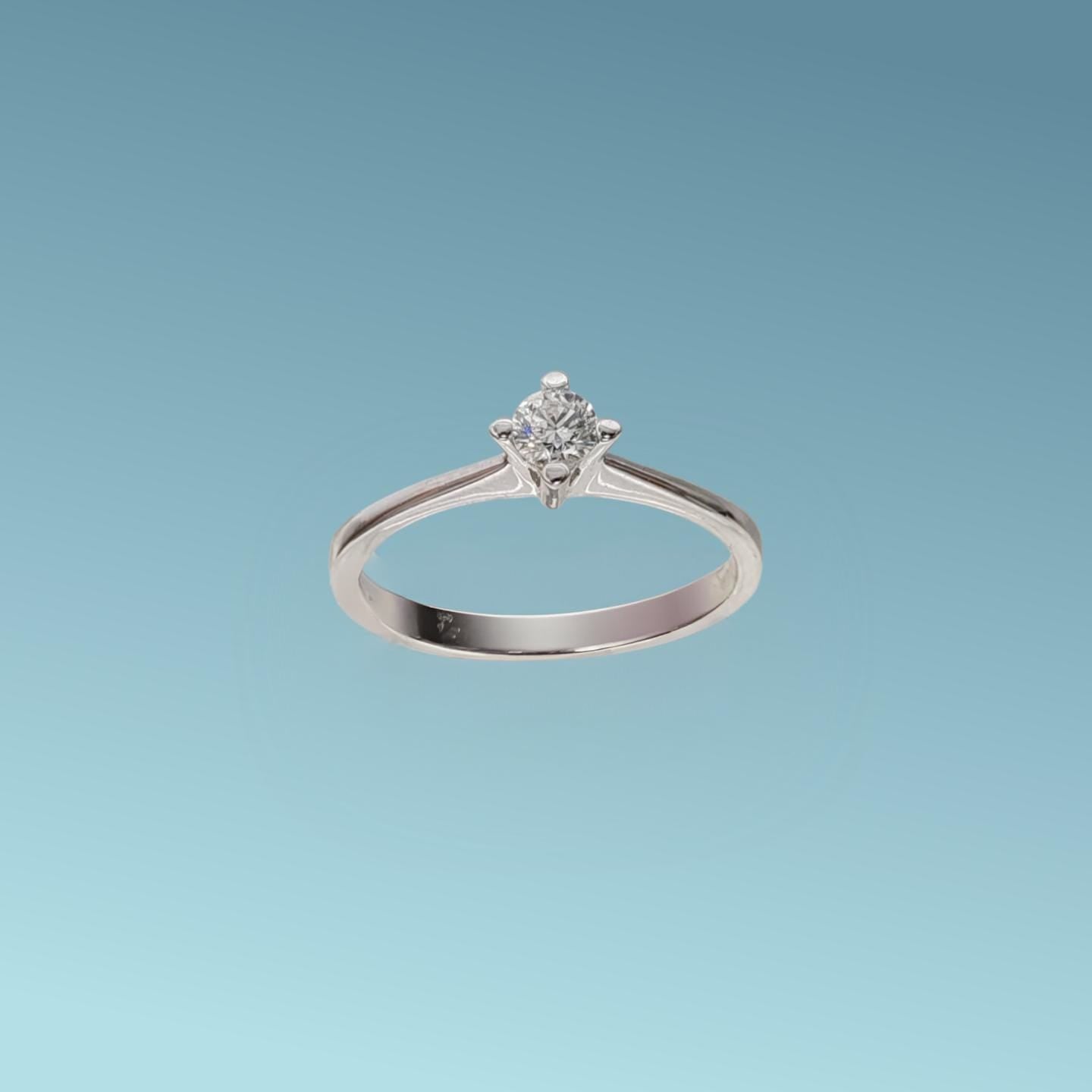 Anello Solitario in oro bianco 18kt di Meteore Gioielli con diamante naturale taglio brillante  0.20 carati G/Vs. Simbolo di amore e unione. Perfetto per proposte di fidanzamento