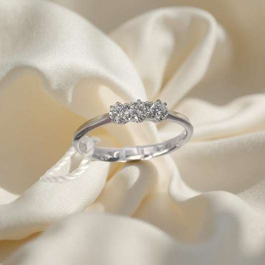 Anello Trilogy in oro bianco 18kt di Meteore Gioielli con Diamanti naturali taglio brillante. Un classico che rappresenta il Passato, il Presente e il Futuro.