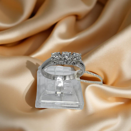 Anello Trilogy in oro bianco 18kt di Meteore Gioielli Anello trilogy con Diamanti naturali taglio brillante. Un classico intramontabile.