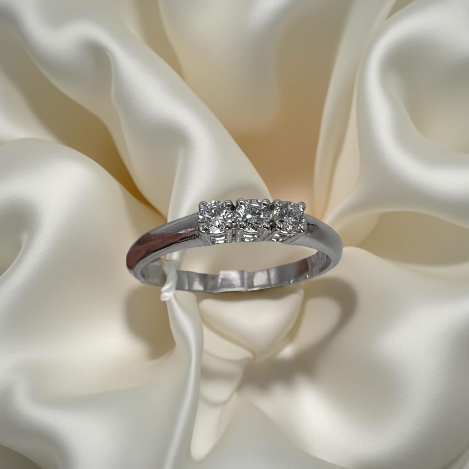 Anello Trilogy in oro bianco 18kt di Meteore Gioielli con Diamanti naturali taglio brillante. Un classico che rappresenta il Passato, il Presente e il Futuro.