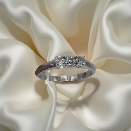 Anello Trilogy in oro bianco 18kt di Meteore Gioielli con Diamanti naturali taglio brillante. Un classico che rappresenta il Passato, il Presente e il Futuro.
