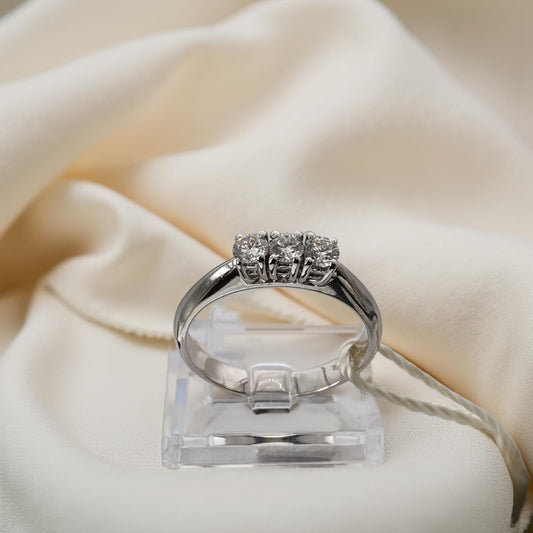Anello Trilogy in oro bianco 18kt di Meteore Gioielli con Diamanti naturali taglio brillante. Un classico che rappresenta il Passato, il Presente e il Futuro. 