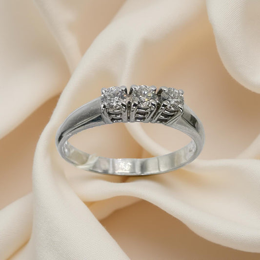 Anello Trilogy in oro bianco 18kt di Meteore Gioielli con Diamanti naturali taglio brillante. Un classico intramontabile. 