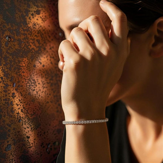 Donna che indossa un elegate bracciale tennis in oro e diamanti di Meteore 