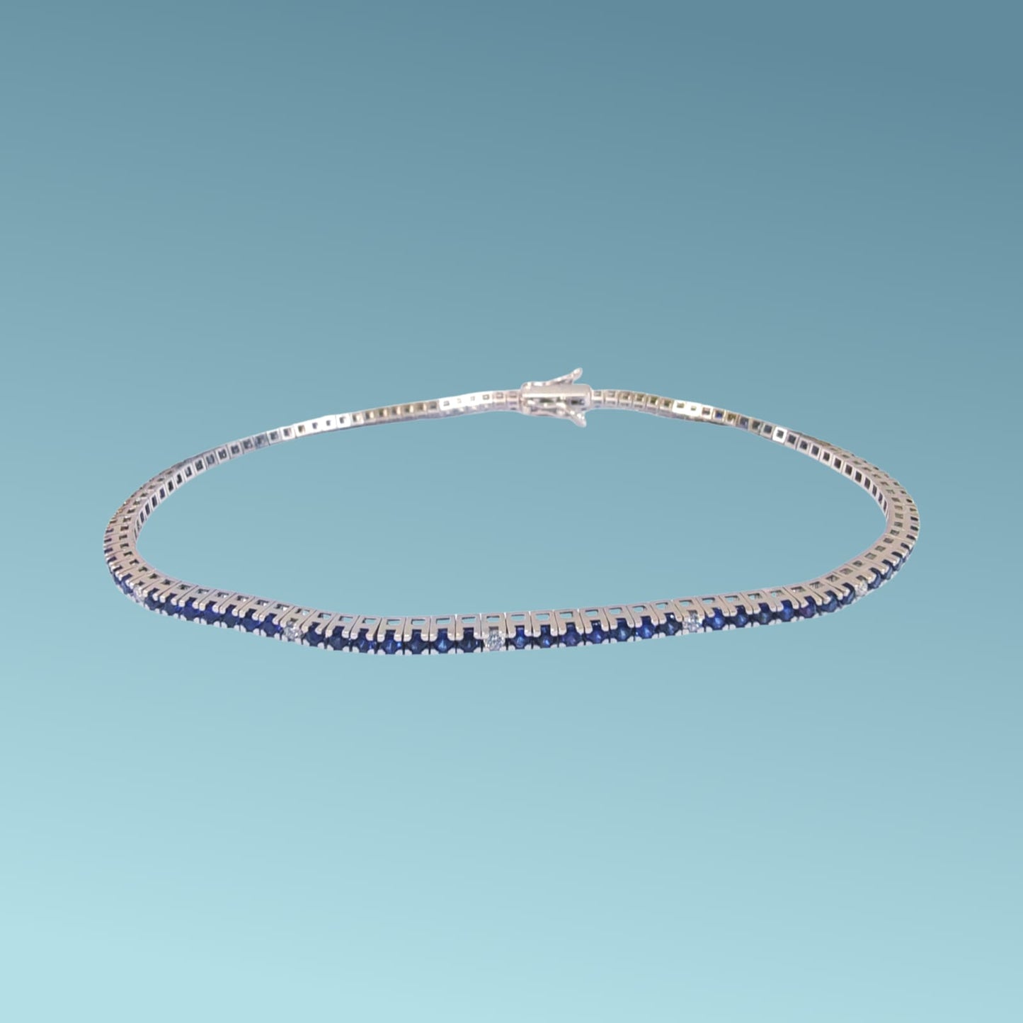 bracciale tennis in oro bianco 18kt cm 19 di meteore gioielli con zaffiri naturali taglio brillante per un totale di 1.33 ct e diamanti 0.14 ct.