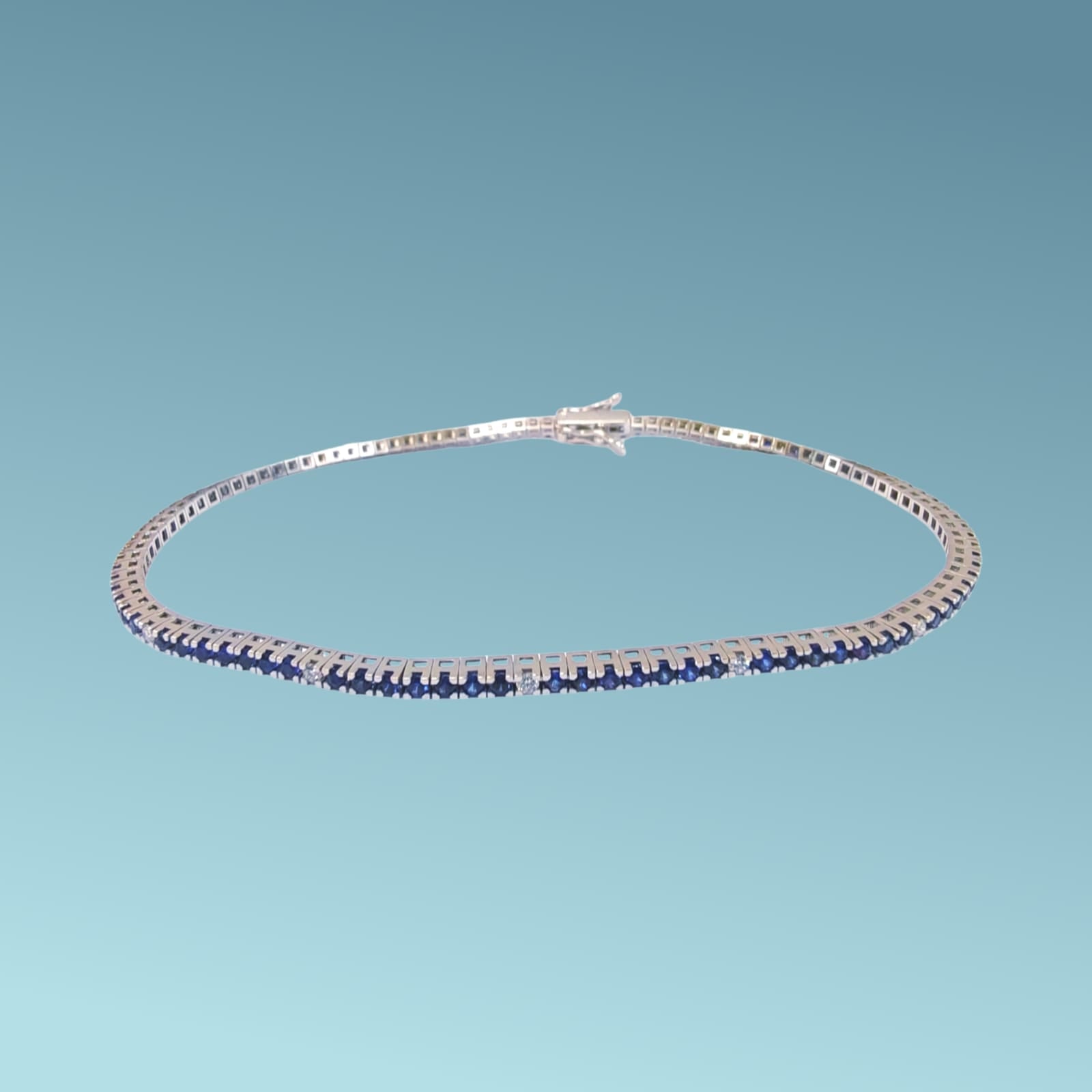 Bracciale tennis in oro bianco 18kt cm 19 di Meteore Gioielli con zaffiri naturali taglio brillante per un totale di 1.33 ct e diamanti 0.14 ct.