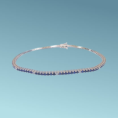 Bracciale tennis in oro bianco 18kt cm 19 di Meteore Gioielli con zaffiri naturali taglio brillante per un totale di 1.33 ct e diamanti 0.14 ct.