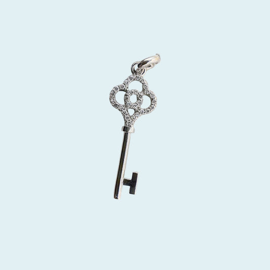 Ciondolo in oro bianco 18kt di Meteore Gioielli 35mm a forma di chiave con diamanti naturali taglio brillante. 