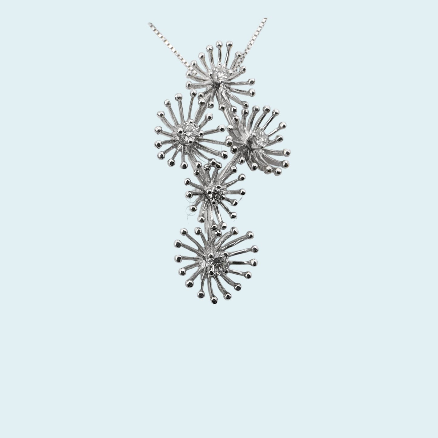 girocollo in oro bianco 18kt di meteore gioielli è davvero un pezzo straordinario! il design unico del pendente  rappresenta una composizione di fiori con diamanti.