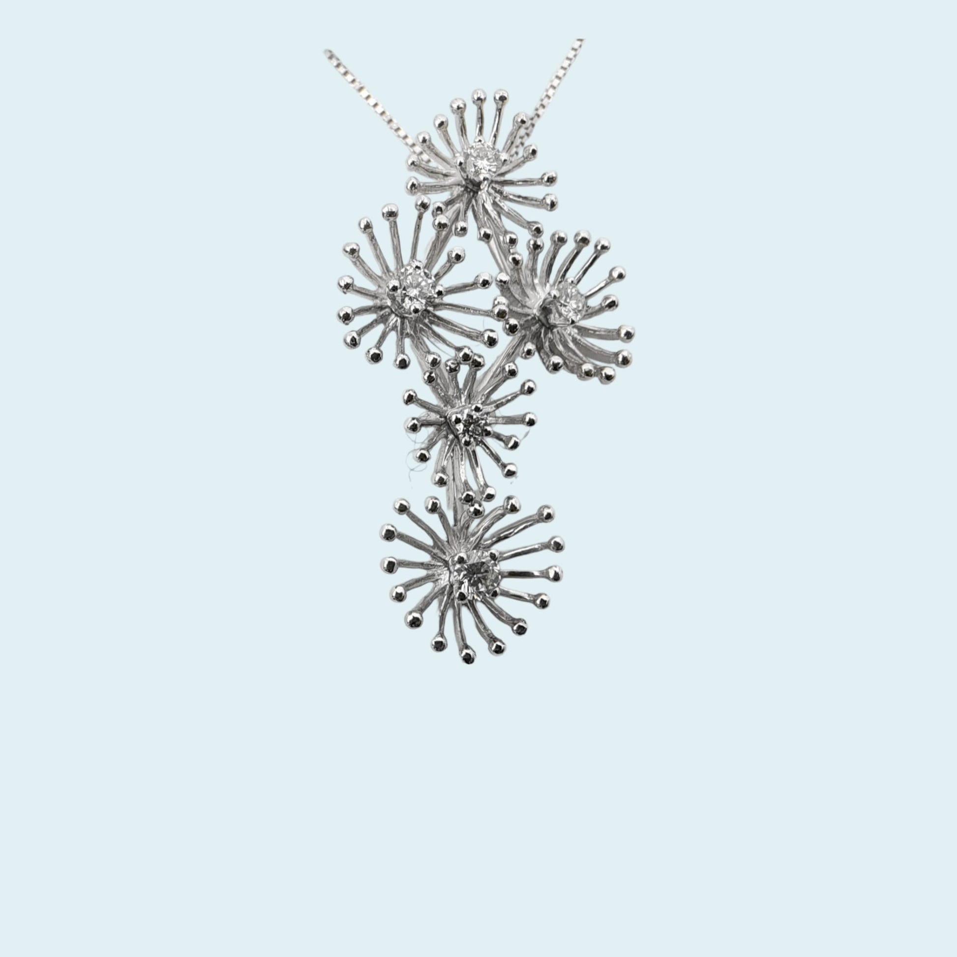 Girocollo in oro bianco 18kt di Meteore Gioielli è davvero un pezzo straordinario! Il Design unico del pendente  rappresenta una composizione di fiori con diamanti.