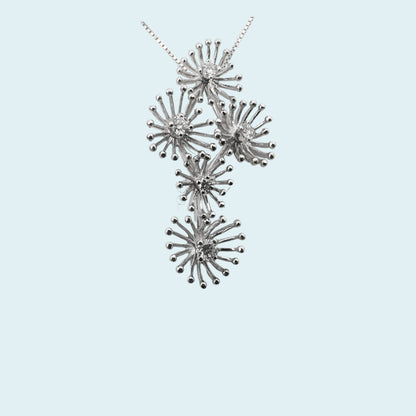 Girocollo in oro bianco 18kt di Meteore Gioielli è davvero un pezzo straordinario! Il Design unico del pendente  rappresenta una composizione di fiori con diamanti.