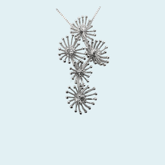 Girocollo in oro bianco 18kt di Meteore Gioielli è davvero un pezzo straordinario! Il Design unico del pendente  rappresenta una composizione di fiori con diamanti.