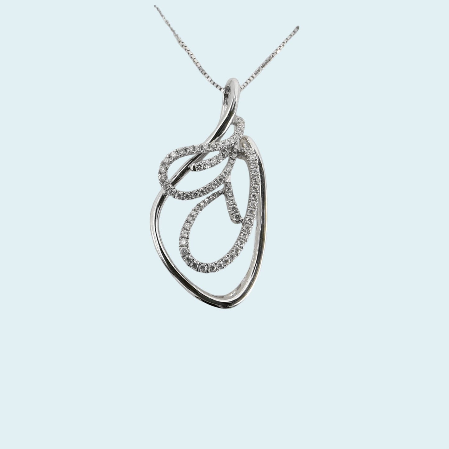 il girocollo in oro bianco 18kt di meteore gioielli è un vero capolavoro di eleganza! il pendente a forma di goccia stilizzata aggiunge raffinatezza al gioiello