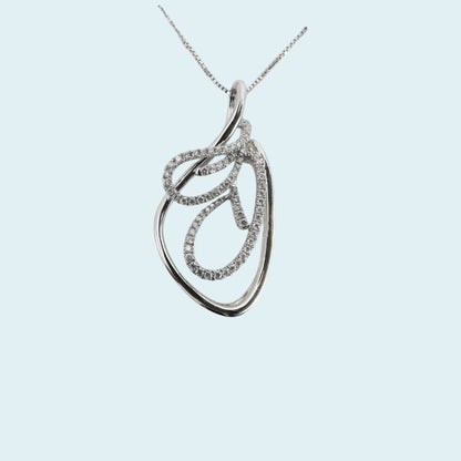 Il girocollo in oro bianco 18kt di Meteore Gioielli è un vero capolavoro di eleganza! Il pendente a forma di goccia stilizzata aggiunge raffinatezza al gioiello