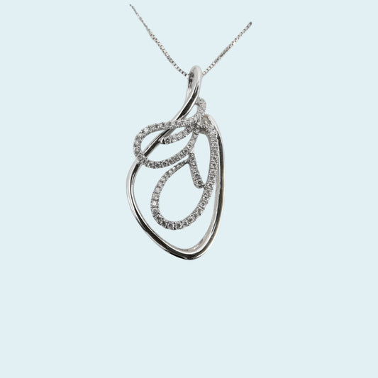 Il girocollo in oro bianco 18kt di Meteore Gioielli è un vero capolavoro di eleganza! Il pendente a forma di goccia stilizzata aggiunge raffinatezza al gioiello