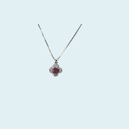 Collana in oro bianco18kt cm 45 di Meteore Gioielli con Rubino tondo naturale taglio brillante con contorno di pavé di diamanti.