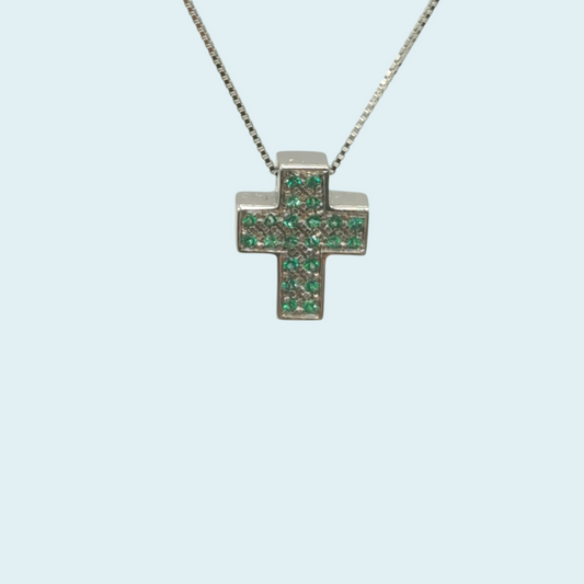 Collana con croce di Meteore gioielli. la croce ha un pavè di smeraldi naturali, linea semplice e tradizionali