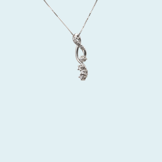 collana con un ciondolo stilizzato che simile ad una chiave di violino è impreziosito da un grappolo di diamanti