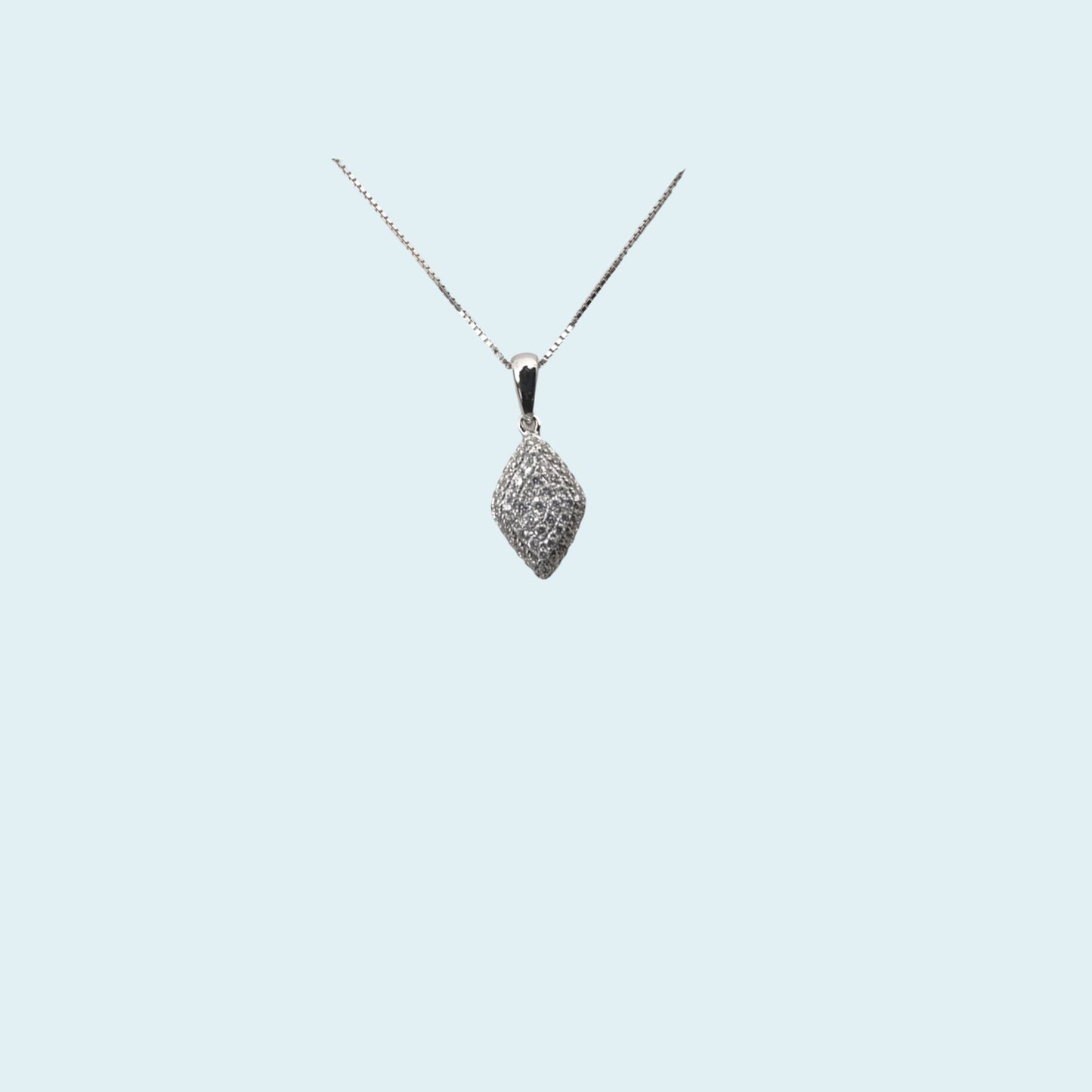 girocollo in oro bianco 18kt cm 45 di meteore gioielli con pendente a forma di rombo impreziosito da un pavé di diamanti naturali taglio brillante. 