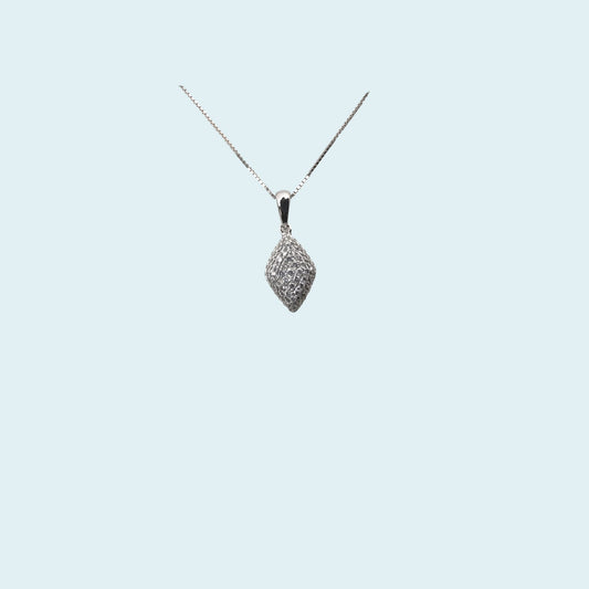 Girocollo in oro bianco 18kt cm 45 di Meteore Gioielli con pendente a forma di rombo impreziosito da un pavé di diamanti naturali taglio brillante. 