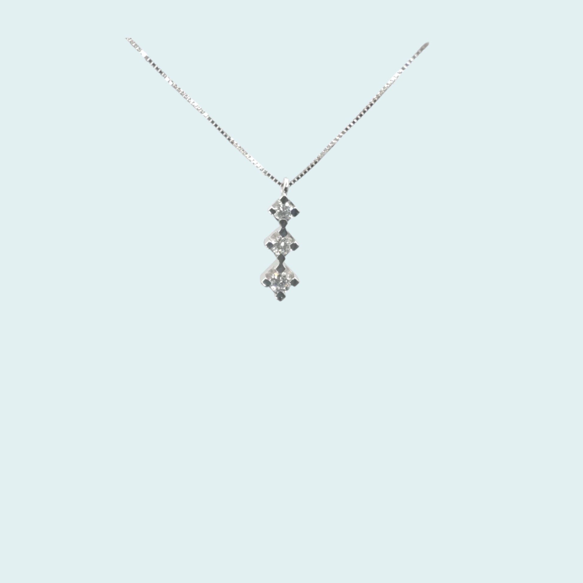 Collana con pendente trilogy in oro e diamanti. La montatura è formata da 3 rombi a degradè con diamanti incastonati