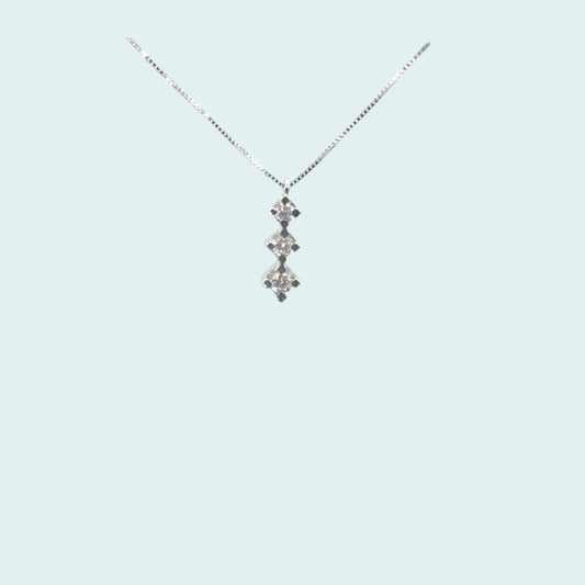 Collana con pendente trilogy in oro e diamanti. La montatura è formata da 3 rombi a degradè con diamanti incastonati