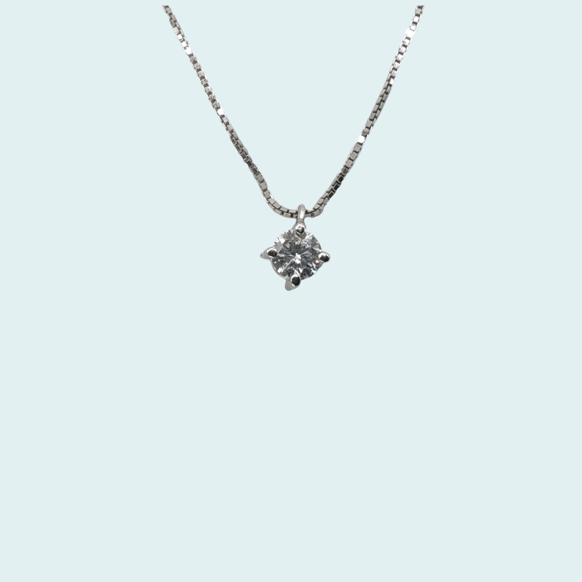 collana punto luce in oro bianco 18 carati con diamanti. Castone a filo per mettere in risalto la bellezza del diamante