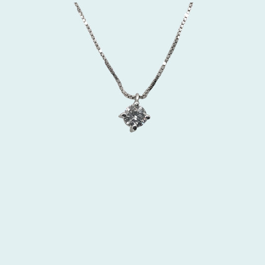 collana punto luce in oro bianco 18 carati con diamanti. Castone a filo per mettere in risalto la bellezza del diamante