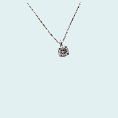 Collana con punto luce in oro 18 carati. La montatura particolarmente semplice del castone mette in risalto la brillantezza del diamante