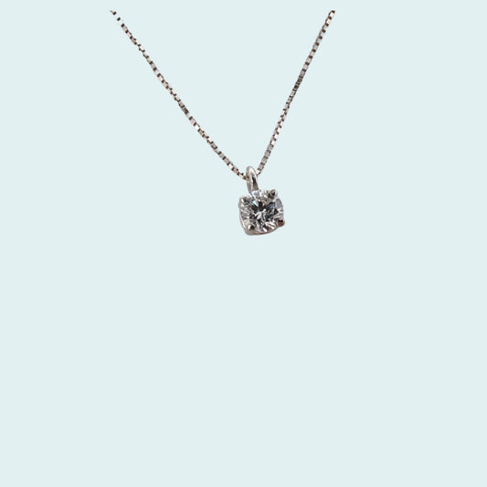 Collana con punto luce in oro 18 carati. La montatura particolarmente semplice del castone mette in risalto la brillantezza del diamante