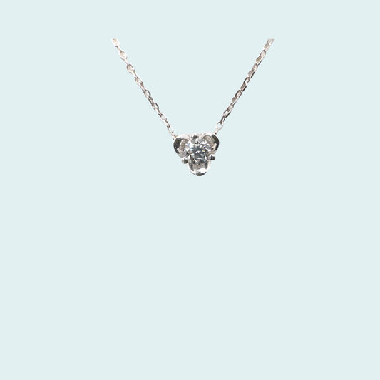 Collana in oro bianco 18 carati con castone a forma di fiore e diamante da 0.18 carati G/VS