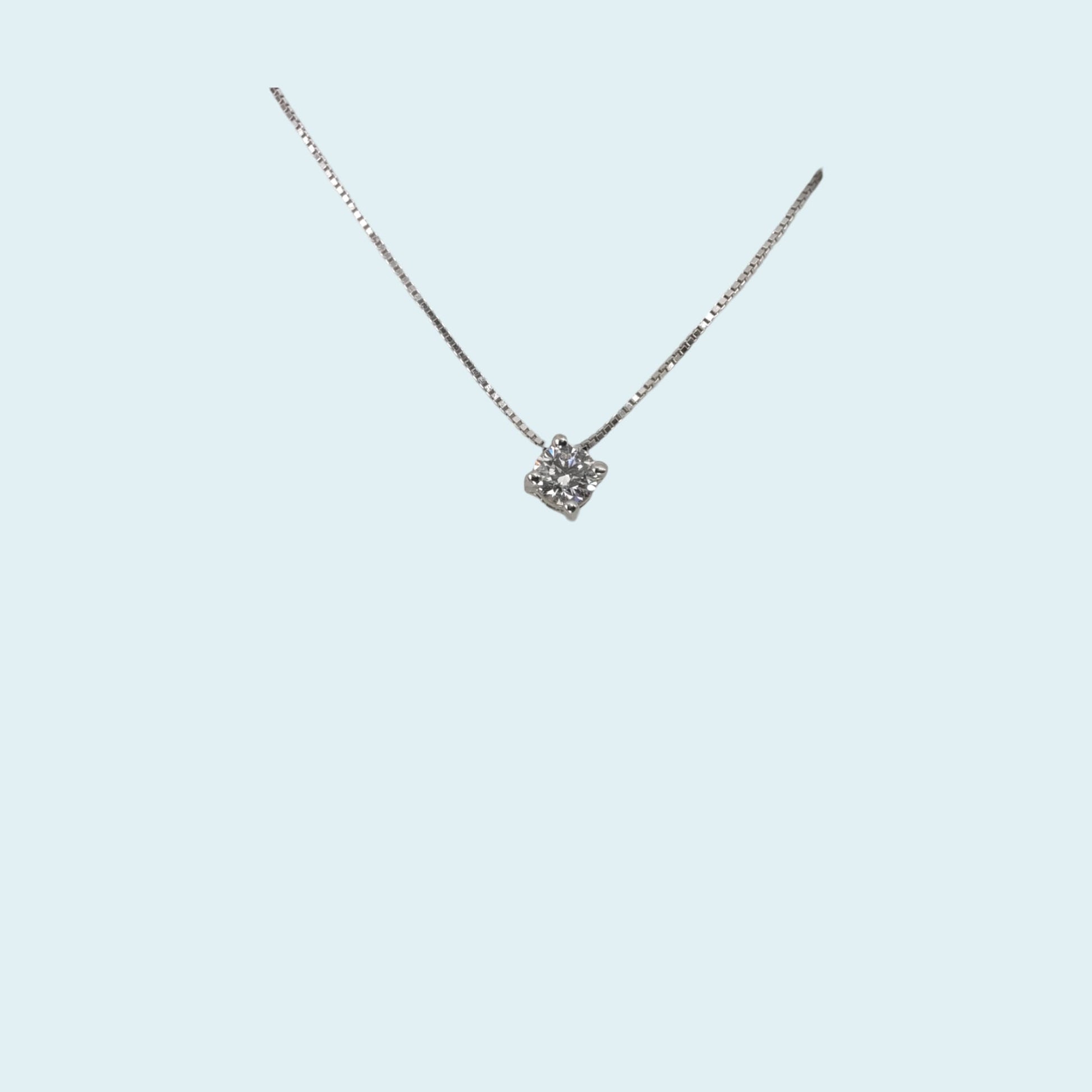 Collana con punto luce passante in oro 18 carati. il diamante è di 0.20 carati g color if