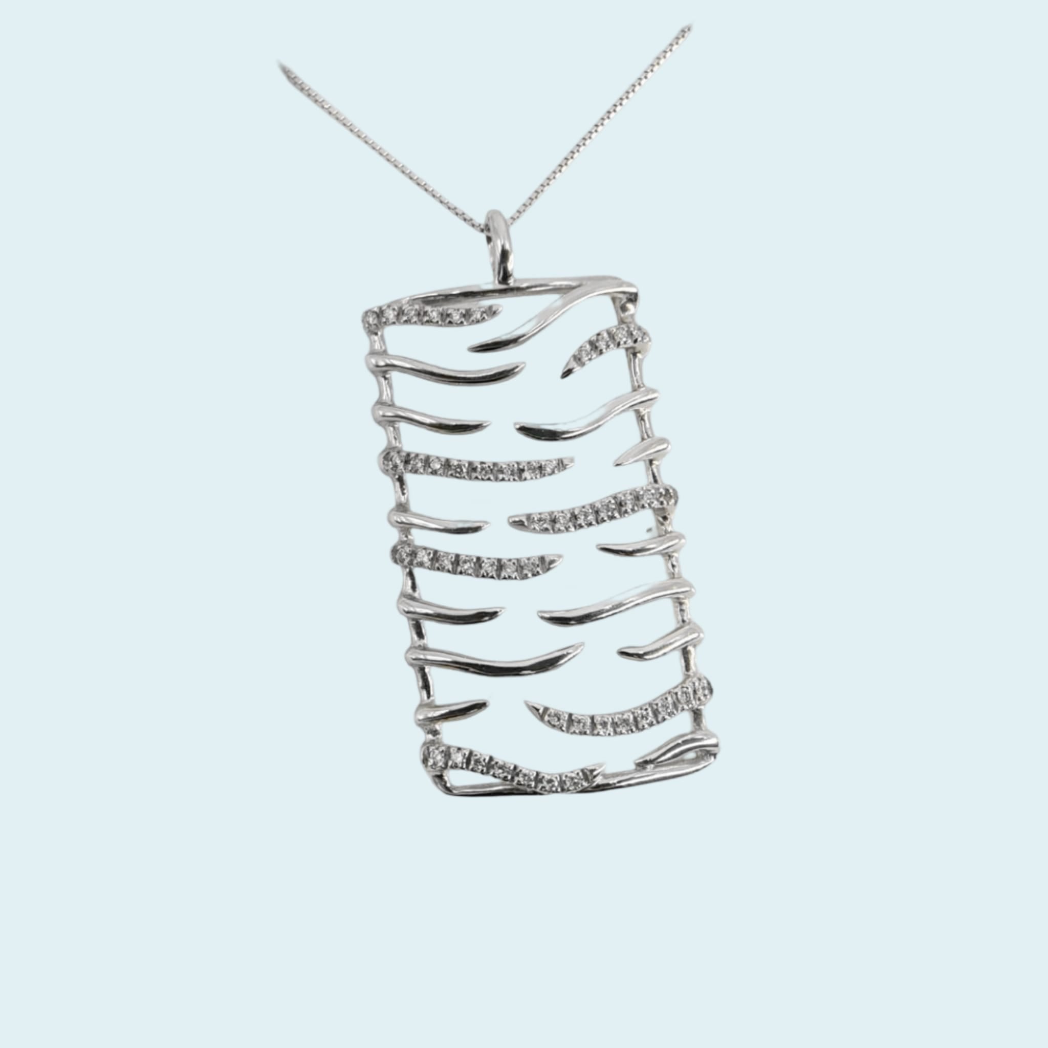 collana con un pendente a forma di rettangolo con all'interno onde di diamanti
