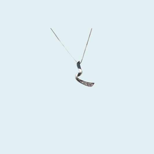 Girocollo in oro bianco 18kt cm 45 di Meteore Gioielli con pendente a forma di ricciolo impreziosito con diamanti naturali taglio brillante.