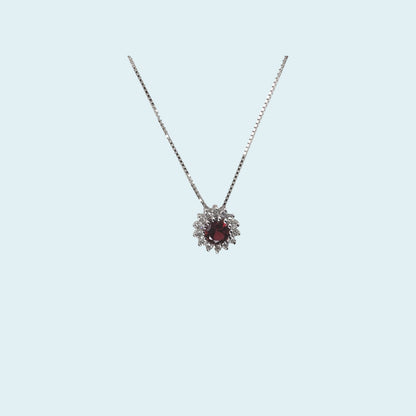 Collana in oro bianco 18kt cm 45 di Meteore Gioielli con Rubino tondo naturale taglio brillante e coroncina di diamanti naturali taglio brillante.