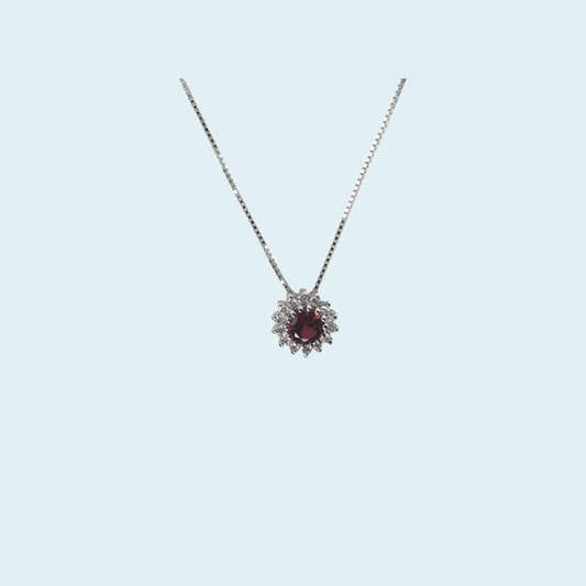 Collana in oro bianco 18kt cm 45 di Meteore Gioielli con Rubino tondo naturale taglio brillante e coroncina di diamanti naturali taglio brillante.