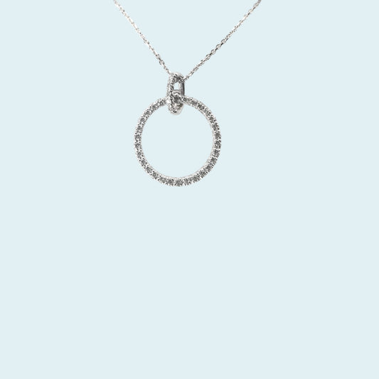 Girocollo in oro bianco 18kt di Meteore Gioielli con pendente a forma di cerchio impreziosito da diamanti naturali taglio brillante.