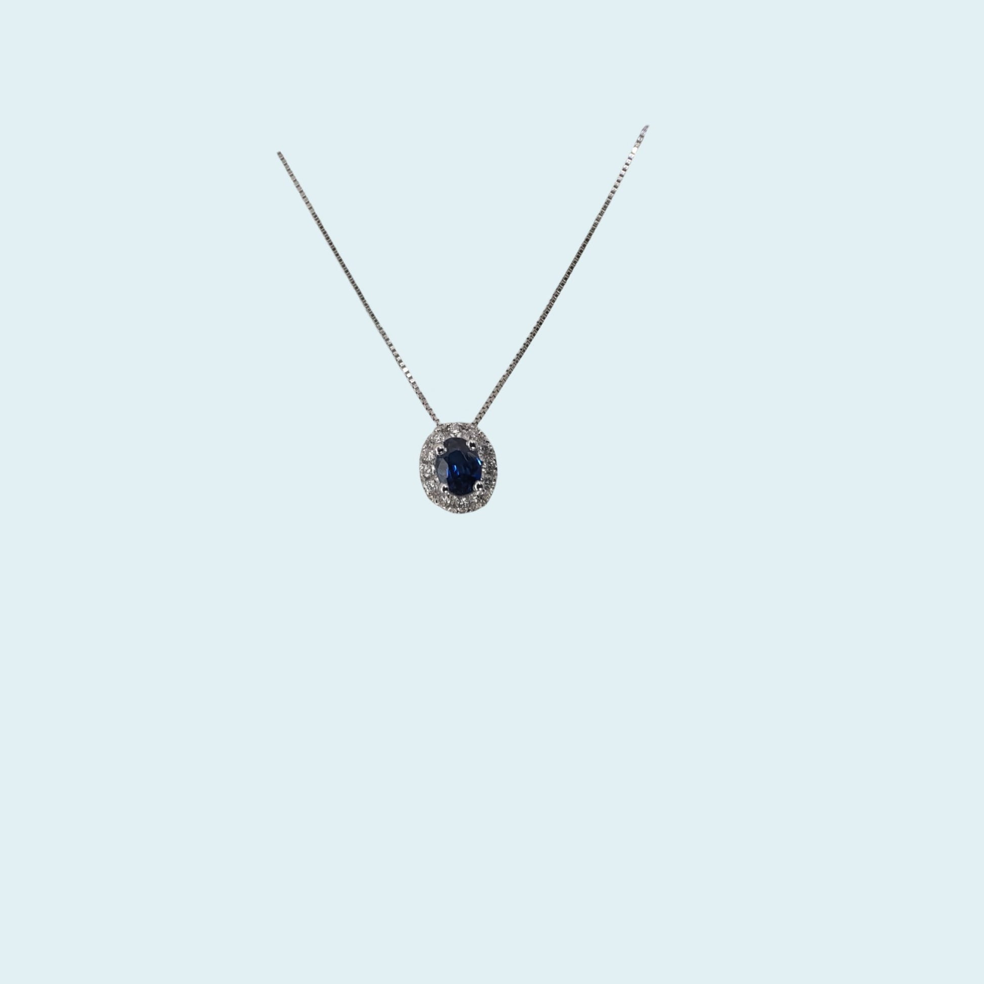 Girocollo in oro bianco 18kt cm 45 di Meteore Gioielli con Zaffiro naturale di forma ovale 3x4 mm e giro di diamanti naturali taglio brillante.