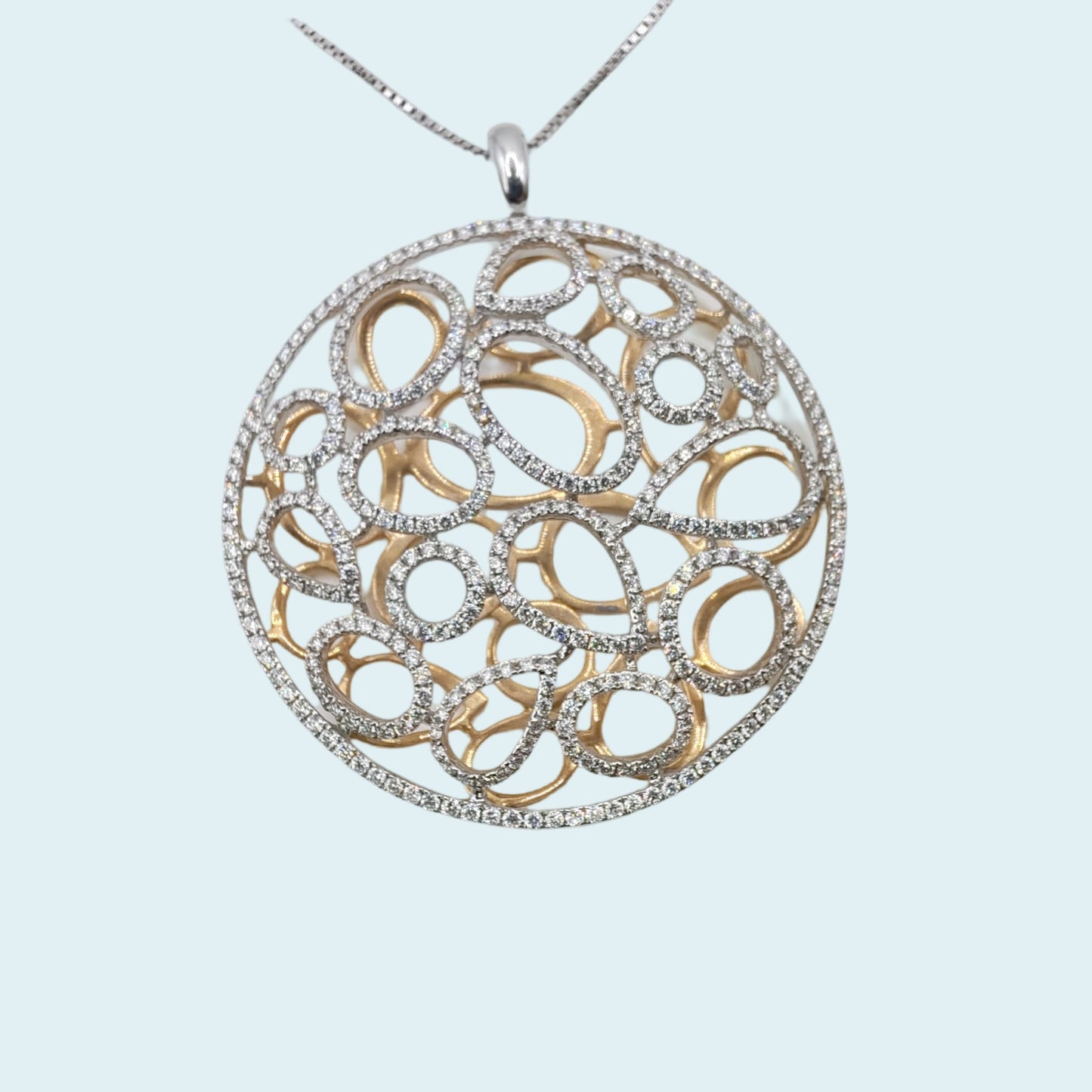 girocollo in oro bianco e rosa 18kt di meteore gioielli  a forma di cerchio, impreziosito da diamanti taglio brillante che adornano gocce e ovali all'interno del cerchio.