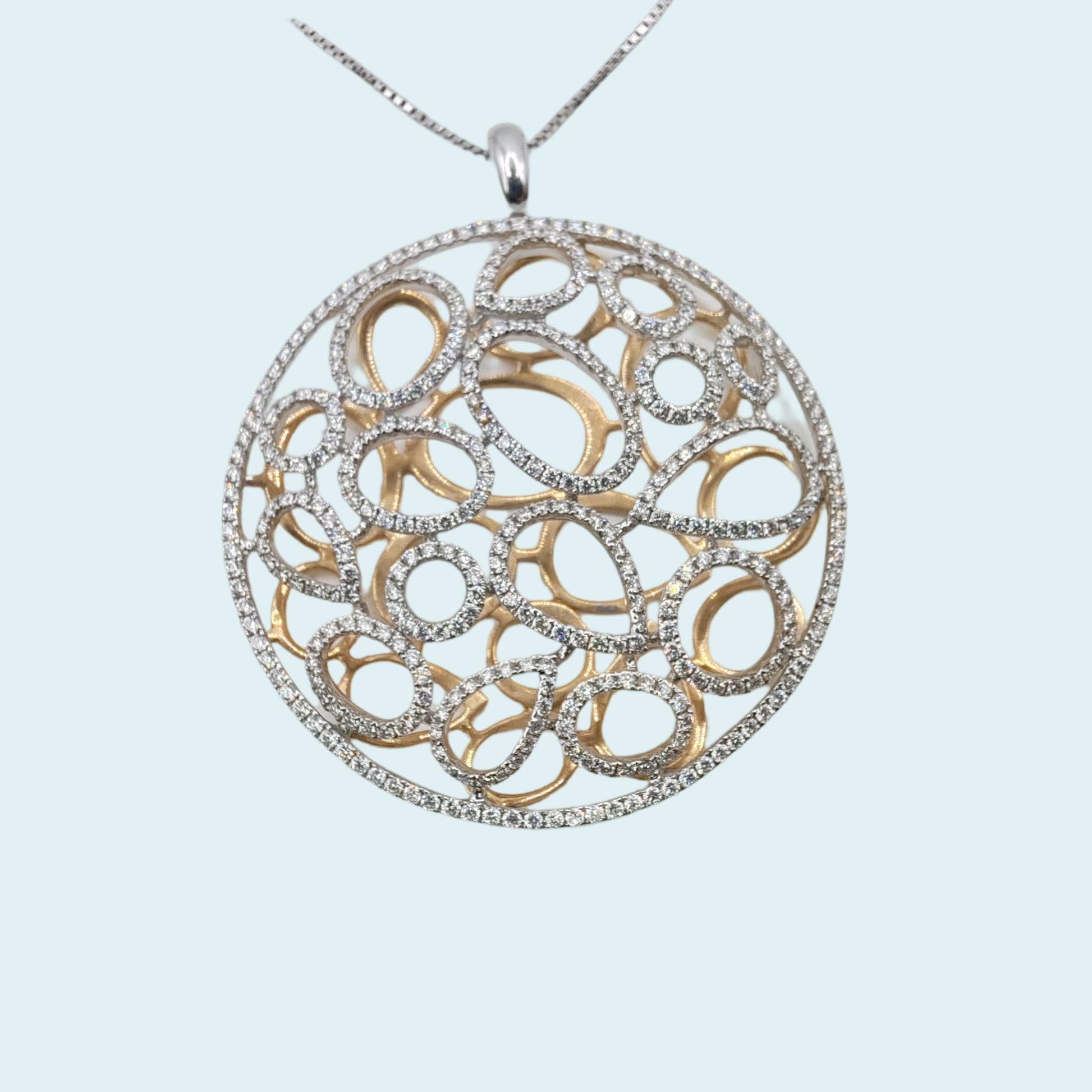Girocollo in oro bianco e rosa 18kt di Meteore Gioielli  a forma di cerchio, impreziosito da diamanti taglio brillante che adornano gocce e ovali all'interno del cerchio.
