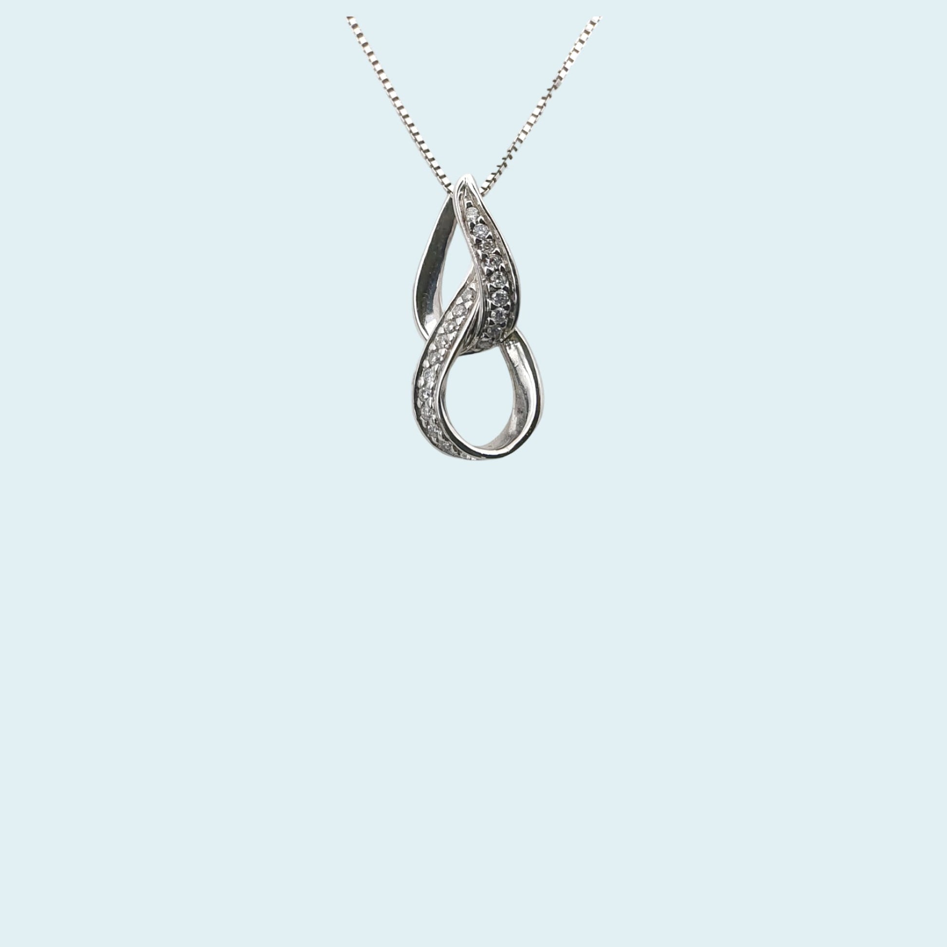 Girocollo in oro bianco 18kt di Meteore Gioielli con pendente a forma di due gocce intrecciate con pavé di diamanti naturali taglio brillante G/VS.