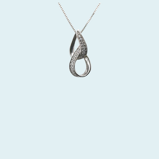Girocollo in oro bianco 18kt di Meteore Gioielli con pendente a forma di due gocce intrecciate con pavé di diamanti naturali taglio brillante G/VS.